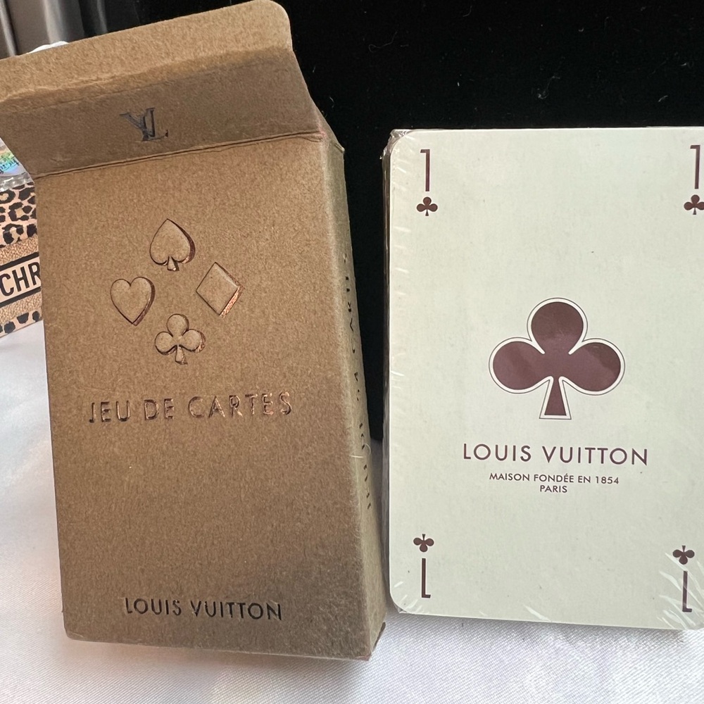 Louis Vuitton ♥️ ♣️♠️♦️Playing cards
Yellow
New in box and packaging